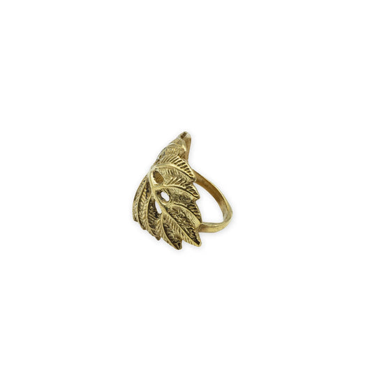 Selva Leaf Ring – Front view of handcrafted gold-tone ring featuring a detailed textured leaf design, perfect for nature lovers and boho-chic style